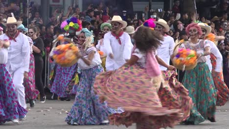 Bailarines-Prehispánicos-Actuando-Durante-La-Presentación-Del-Día-De-Muertos.