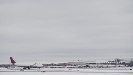 Un-Avión-De-Pasajeros-De-Delta-Air-Lines-Taxis-A-Lo-Largo-De-La-Pista-Del-Aeropuerto-Internacional-De-Minneapolis-Saint-Paul