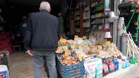 Trabzon,-Türkei:-Eine-Straßenansicht-Eines-örtlichen-Lebensmittelladens-Und-Der-Umliegenden-Geschäfte,-Die-Das-Alltägliche-Leben-Und-Den-Lebhaften-Handel-Von-Trabzon-Einfängt.