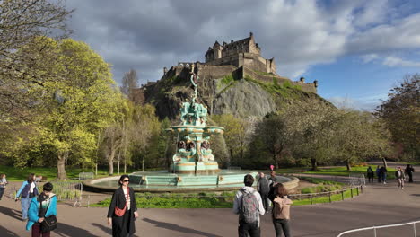 Tourists-walking-around-the-Ross-Fountain-in-Edinburgh-on-a-sunny-day