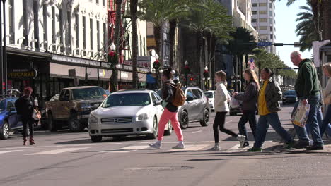 Gente-Cruzando-Una-Gran-Calle-Comercial-En-El-Semáforo,-Cámara-Lenta