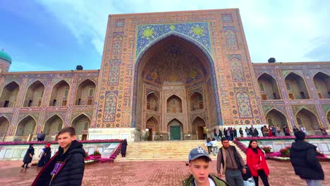 Toma-Orbital-De-4k-Del-Opulento-Portal-De-Mosaico-De-La-Madrasa-Tilla-kari-En-La-Plaza-Registan,-Samarcanda