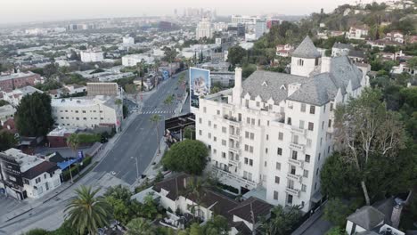 Orbitando-Alrededor-Del-Famoso-Hotel-Chateau-Marmont-En-Sunset-Boulevard,-La,-Estados-Unidos