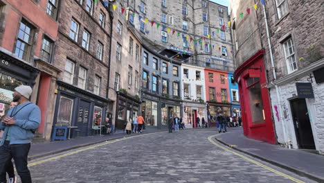 Slowmotion-Dolly-Ansicht-Von-Touristen,-Die-An-Einem-Sonnigen-Tag-Auf-Der-Victoria-Street-In-Edinburgh-Spazieren