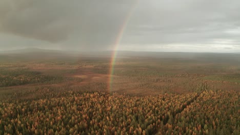 Auf-Der-Jagd-Nach-Doppelten-Regenbögen-Im-Finnischen-Lappland