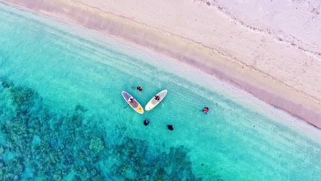 Menschen-Lernen-Paddle-Boarding-An-Den-Stränden-Der-Indonesischen-Insel-Moyo