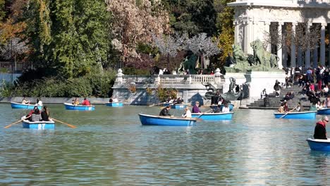 View-of-the-big-pond-in-El-Retiro-park,-Madrid