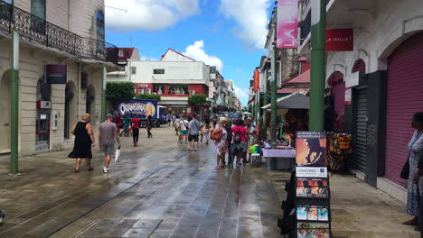 Tourists-looking-to-buy-souvenirs-from-a-street-seller-in-Pointe-à-Pitre,-Guadeloupe