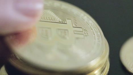 Das-Logo-Der-Bitcoin-Münze-B-Glänzt-Und-Stapelt-Einen-Haufen-Goldenes-Geld,-Nahaufnahme-Im-Studio