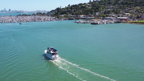 Barco-Moviéndose-Río-Abajo-En-Sausalito-California