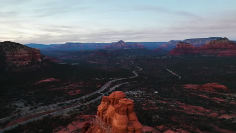 Hoch-Aufragende-Rote-Felskuppen-über-Der-Stadt-Sedona-In-Arizona,-USA
