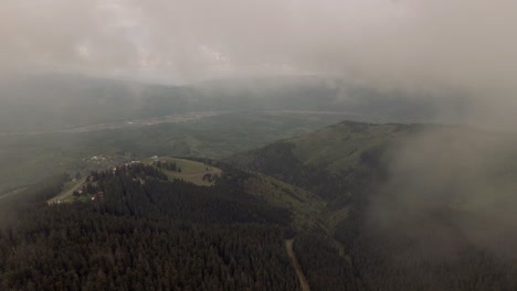 4K-Luftaufnahme-Des-Morgens-Im-Parang-Berg,-Der-In-Smogwolken-Fliegt