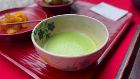 Traditioneller-Japanischer-Matcha-Tee-Auf-Dem-Tisch.-Nahaufnahme