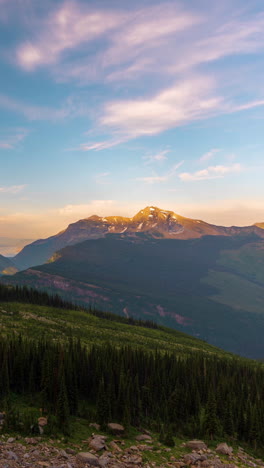 Timelapse-Vertical-De-4k,-Mañana-Soleada-En-El-Parque-Nacional-De-Los-Glaciares,-Montana-Usa,-Impresionantes-Vistas-De-Los-Picos-Y-El-Paisaje