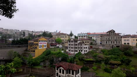 Trabzon,-Turquía:-Una-Vista-De-La-Ciudad-Y-Sus-Parques-Característicos,-Que-Muestra-La-Combinación-Armoniosa-De-Vida-Urbana-Y-Espacios-Verdes.