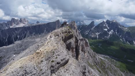 Hermosa-Vista-Superior-De-Las-Montañas-Dolomitas-Con-Albergue-De-Esquí
