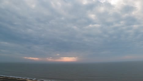 Toma-De-Lapso-De-Tiempo-De-La-Playa-De-Kessingland-En-Un-Increíble-Amanecer-Matutino-En-Suffolk,-Inglaterra