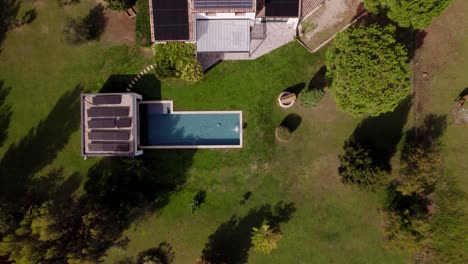 Toma-Aérea-Descendente-Sobre-Una-Villa-De-Lujo-En-El-Campo-De-Francia.