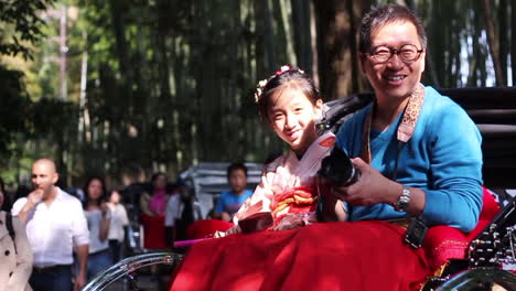 Turistas-Vestidos-Con-Kimono-Tradicional-Japonés-En-Rickshaws-En-Los-Bosques-De-Bambú-De-Arashiyama