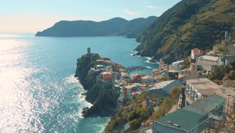 Ciudad-Costera-De-Cinque-Terre-Vernazza,-Mar,-Cielo,-Sol,-Iglesia,-Italia,-Vacaciones,-Turismo,-Exploración,-Excursionismo