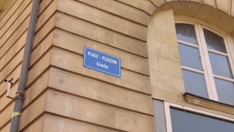 Niedrige-Ansicht-Des-Straßenschildes-Am-Graslin-Square-In-Nantes,-Frankreich