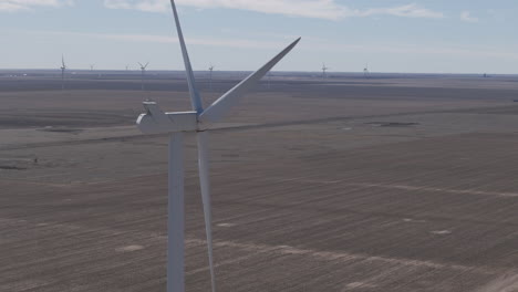 Texas-WInd-Farms---Close-Up-Reveal-Dozens-of-Turbines-in-Line