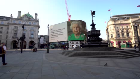 Londres,-Reino-Unido---11-De-Abril-De-2020:-Reina-Isabel-Ii-De-Inglaterra,-Gracias-Nhs,-Pandemia-De-Coronavirus-Covid-19,-Quedarse-En-Casa,-Salvar-Vidas,-Mensaje-Del-Panel-De-Información-De-La-Señal-De-Pantalla,-Piccadilly-Circus,-Londres