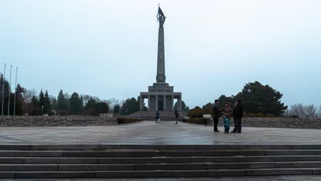 Denkmal-Für-Gefallene-Soldaten,-Armeedenkmal,-4k-Hyperlapse