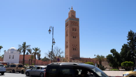 Busy-Street-Traffic-In-Front-Of-Koutoubia-Mosque-Monument-In-Marrakesh,-Morocco