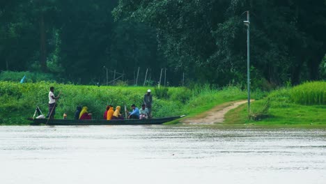 Dorfbewohner-Mit-Muslimischen-Frauen-Auf-Einem-Holzboot,-Das-Den-Schnell-Fließenden,-überfluteten-Fluss-überquert