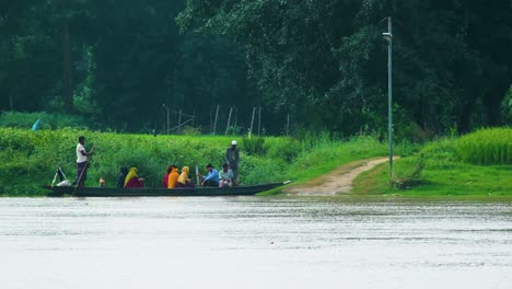 Aldeanos-Con-Mujeres-Musulmanas-Montando-Un-Bote-De-Madera-Cruzando-Un-Río-Inundado-Que-Fluye-Rápidamente