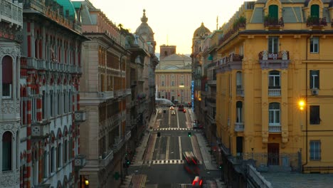 Zeitraffer-Bei-Sonnenuntergang-Einer-Belebten-Straße-In-Genua-Mit-Fließendem-Verkehr-Und-Historischer-Architektur