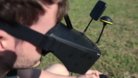 Un-Hombre-Está-Usando-Gafas-Fpv-Equipadas-Con-Funcionalidad-Dvr---Primer-Plano