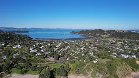 Rückzug-Enthüllt-Die-Strände-Von-Oneroa-Und-Little-Oneroa-Von-Der-Huruhi-Bay-In-Auckland,-Neuseeland