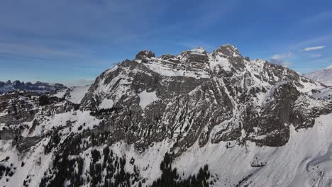 Vista-Aérea-De-La-Vista-Invernal-Del-Fronalpstock,-Un-Majestuoso-Pico-En-Los-Alpes-De-Glaris,-Situado-Al-Este-De-Glaris-En-El-Cantón-De-Glaris,-Suiza