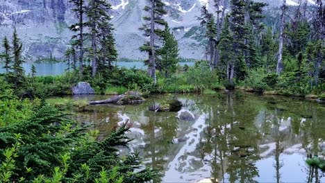 Atemberaubende-Spiegelung-Eines-Schneebedeckten-Bergsees-Im-Morgenlicht---Nach-Oben-Geneigt