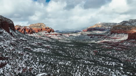 Sweeping-Dense-Forest-Near-Sedona-Resorts-In-Arizona,-United-States