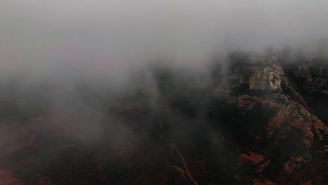 Nebelwolken-Bedecken-Rote-Felsformationen-In-Sedona,-Arizona