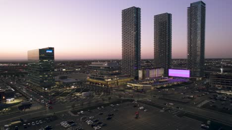 Vista-Aérea-De-La-Puesta-De-Sol-En-El-Centro-De-Tránsito-Del-Centro-Metropolitano-De-Vaughan,-Terminal-De-Autobuses-De-La-Ciudad-De-Tránsito-Kpmg-Pwc-Ymca-Ttc