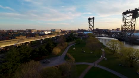 Imágenes-Aéreas-De-Drones-Fpv-De-Un-Hermoso-Y-Sereno-Parque-En-El-Barrio-Chino-De-Chicago-Durante-La-Hora-Dorada-De-La-Ciudad