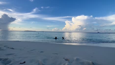 Disfrutando-Del-Increíble-Atardecer-A-La-Orilla-De-La-Playa