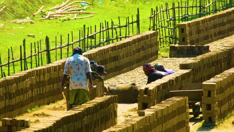 Grupo-De-Trabajadores-Manuales-Haciendo-Ladrillos-En-Bruto-En-Bangladesh---Asia