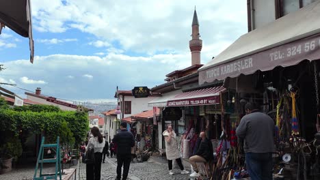 Ankara,-Türkei:-Rückblick-Und-Bewunderung-Der-Aussicht-über-Ankara-Beim-Aufstieg-Zur-Burg-Von-Ankara