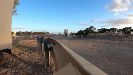 4k30-Lapso-De-Tiempo-De-Grandes-Camiones-Llegando-A-Una-Parada-De-Camiones-En-Australia