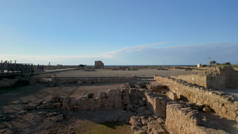 Ein-Weitläufiger-Blick-Auf-Die-Archäologische-Stätte-Von-Nea-Paphos,-Zypern,-Mit-Antiken-Ruinen-Vor-Der-Kulisse-Des-Meeres