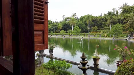 Palacio-Religioso-Taman-Ujung-Palace-Bali-Destino-Turístico-Con-Vista-Al-Lago-Y-Al-Estanque-Como-Una-Atracción-Con-Vista-Desde-Ventanas-Marrones