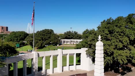 Dallas,-Texas-–-Dealey-Plaza-Grassy-Knoll,-Oktober-2021