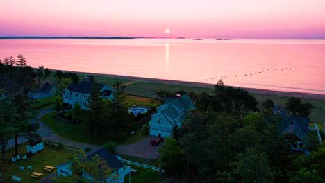 Vögel-Fliegen-über-Wunderschöne-Strandhäuser-Mit-Sonnenaufgang-Auf-Ferienhäusern