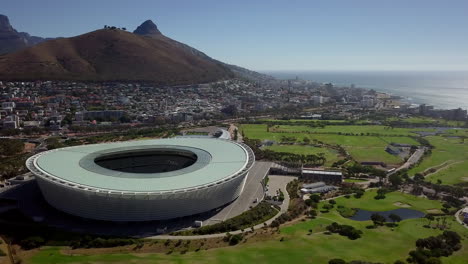 Arco-Aéreo-Lento-Alrededor-Del-Estadio-De-Ciudad-Del-Cabo.