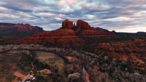 Cathedral-Rock-Im-Südwesten-Von-Sedona,-Arizona-–-Luftaufnahme-Einer-Drohne